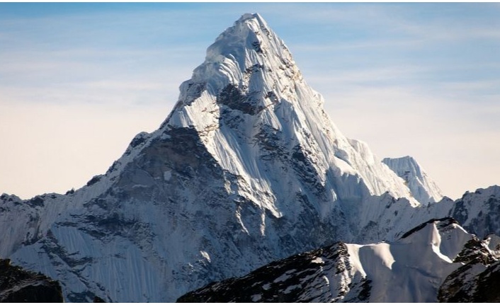 Dünyanın en yüksek zirvesi Everest Dağı ne kadar yüksek?