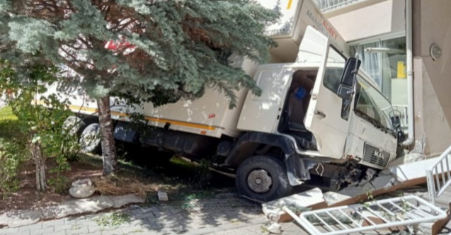 Nakliye kamyonunun freni arızalandı, bina boşluğuna düştü