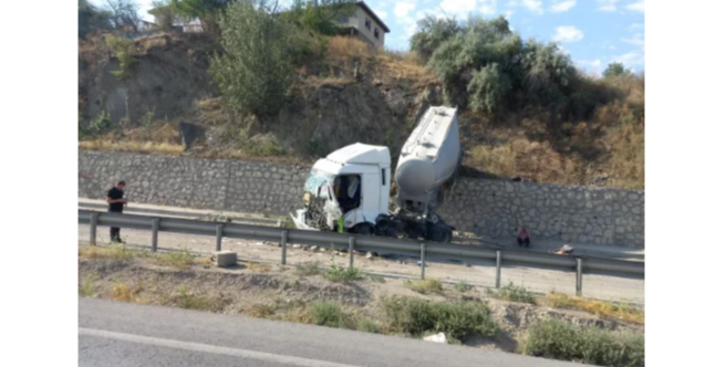 Tır 25 metre yükseklikten yere çakıldı