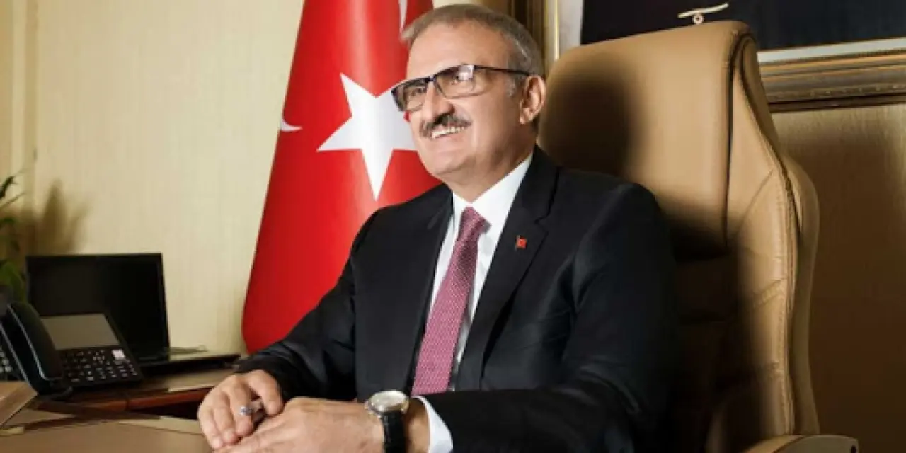 Münir Karaloğlu Kimdir?