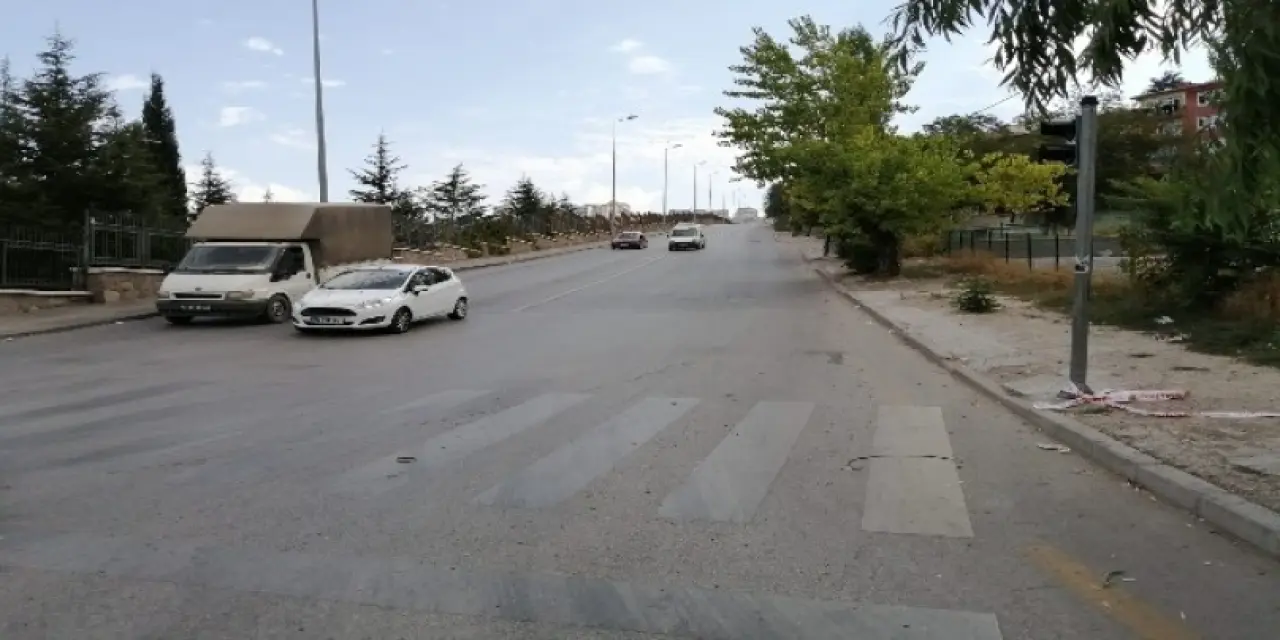 Yokuş aşağı freni boşaldı park halindeki araçları ezdi