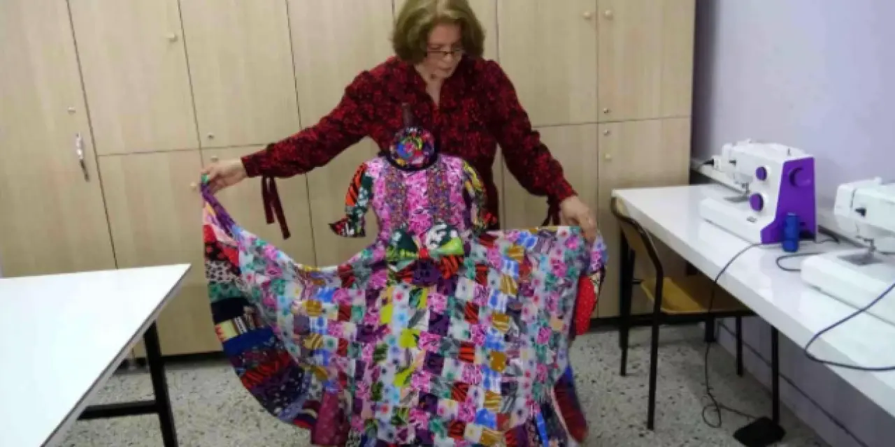 Defilede babaannesinin atık malzemelerden yaptığı elbiseyi sergiledi